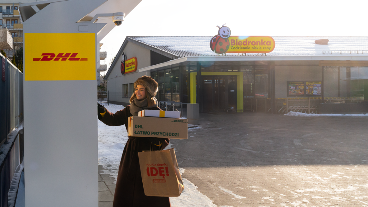 Automat paczkowy DHL przy sklepie sieci Biedronka (fot. mat. prasowe)