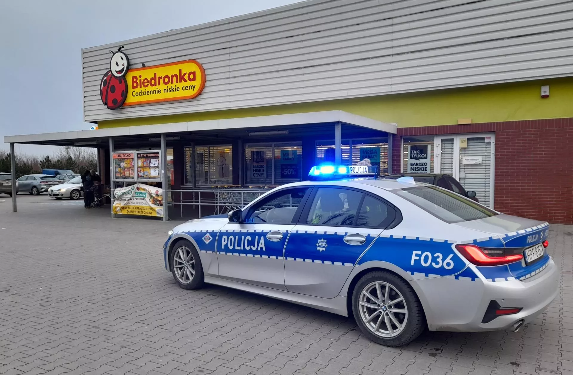 Fala przestępstw w sklepach. Gigant handlu testuje system do tropienia przestępców