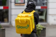 Na zdj. kurier Glovo w Warszawie (fot. Shutterstock)