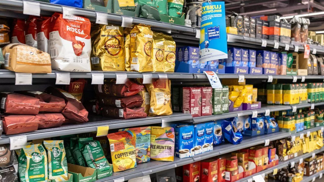 Ceny kawy w sieciach handlowych 2026. Gdzie jest najtaniej? (fot. Shutterstock)