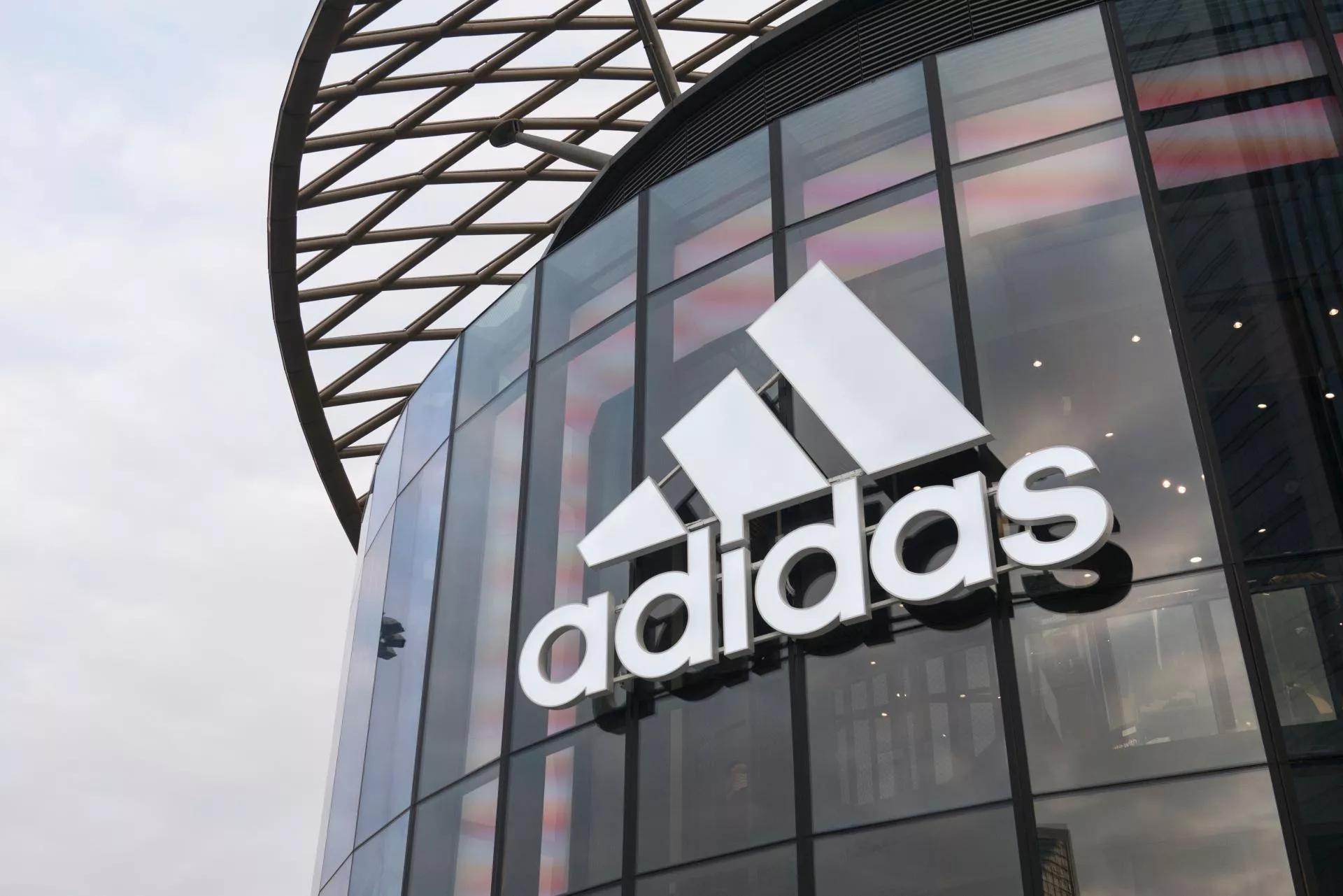 Adidas imponuje w niepewnych czasach. 2-cyfrowe wzrosty w każdym regionie i kanale