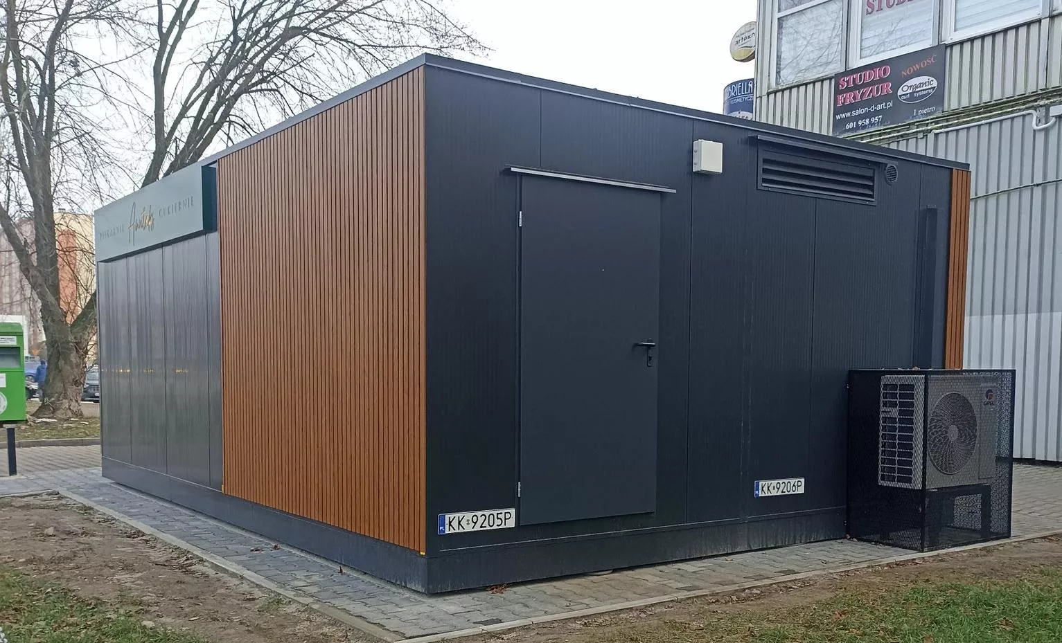 Nowy wóz Drzymały? Detalista w Krakowie postawił sklep z… tablicami rejestracyjnymi