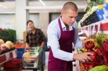 Nowe zasady znakowania owoców i warzyw w 2026 roku flagami państw.. Handel ostrzega, że to może generować koszt 17 mln zł (fot. Canva)