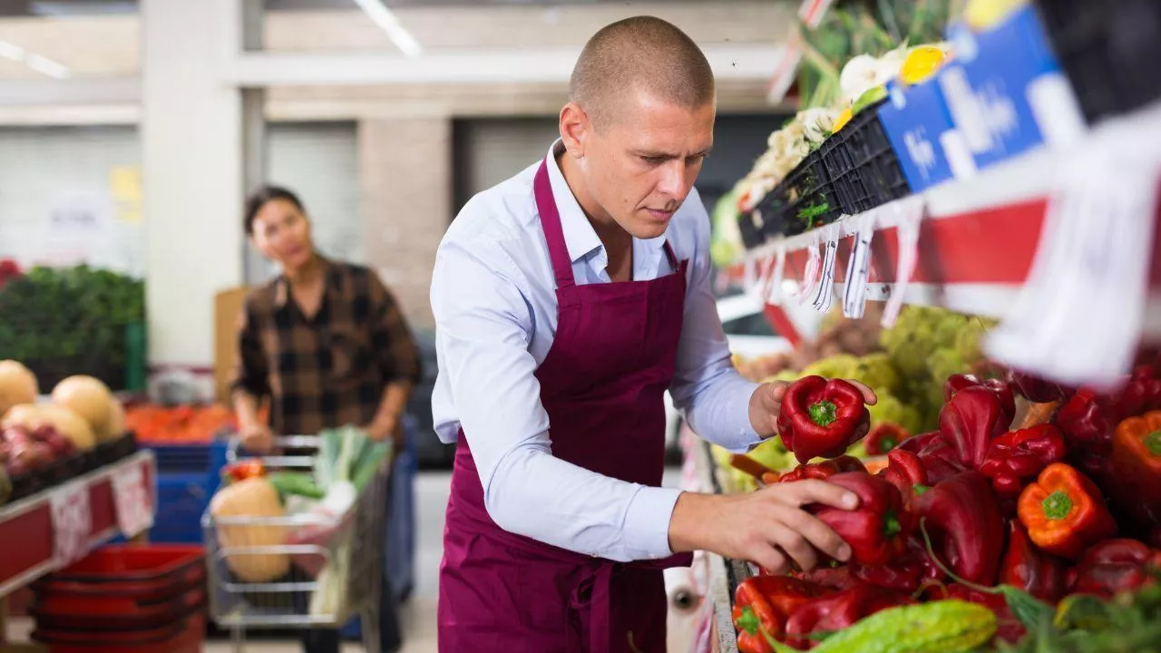 Nowe zasady znakowania owoców i warzyw w 2026 roku flagami państw.. Handel ostrzega, że to może generować koszt 17 mln zł (fot. Canva)