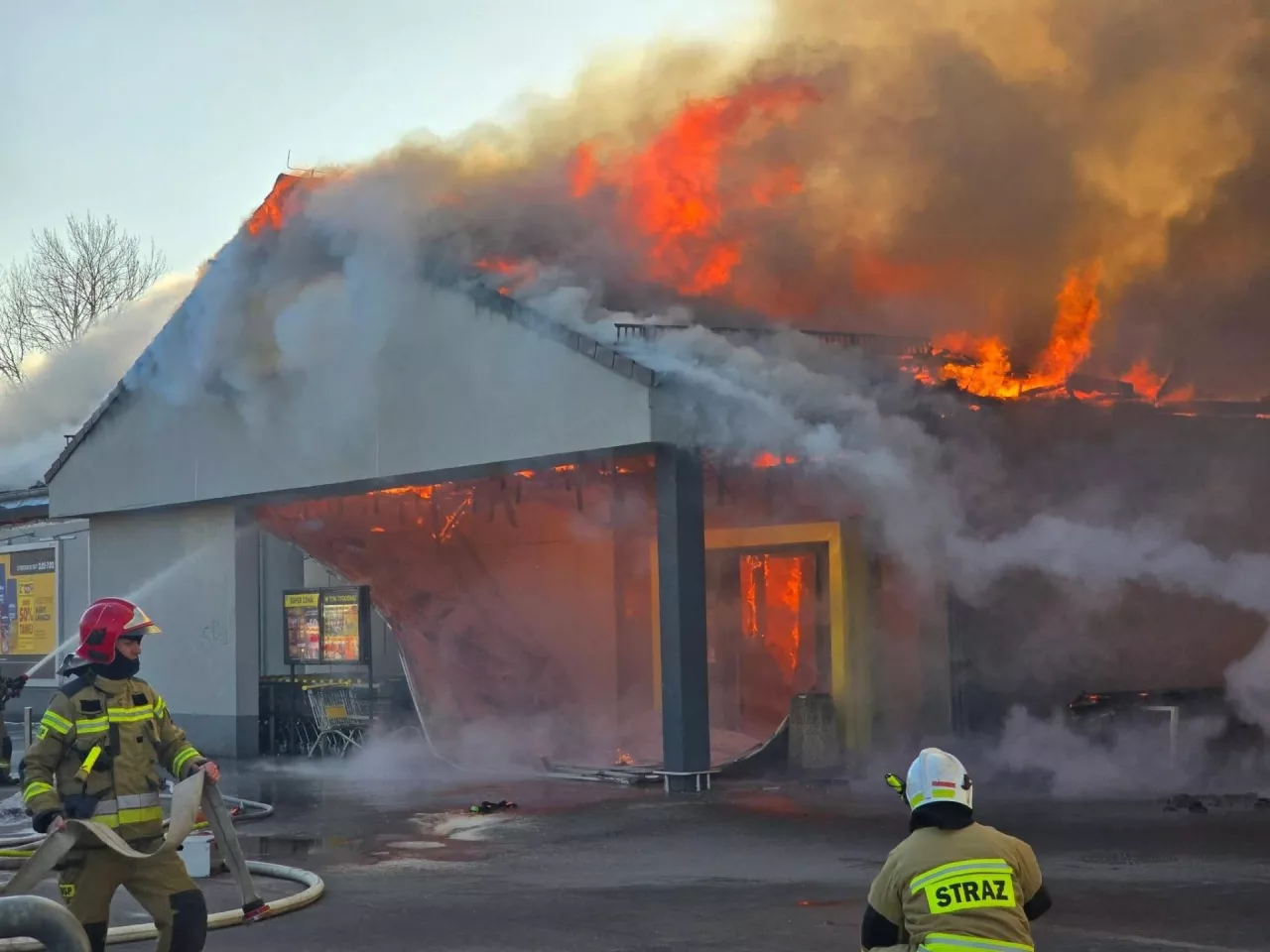 Pożar Biedronki przy ul. Ogrodowej w Polkowicach błyskawicznie wymknął się spod kontroli, a strażacy walczyli z żywiołem w ekstremalnie trudnych warunkach