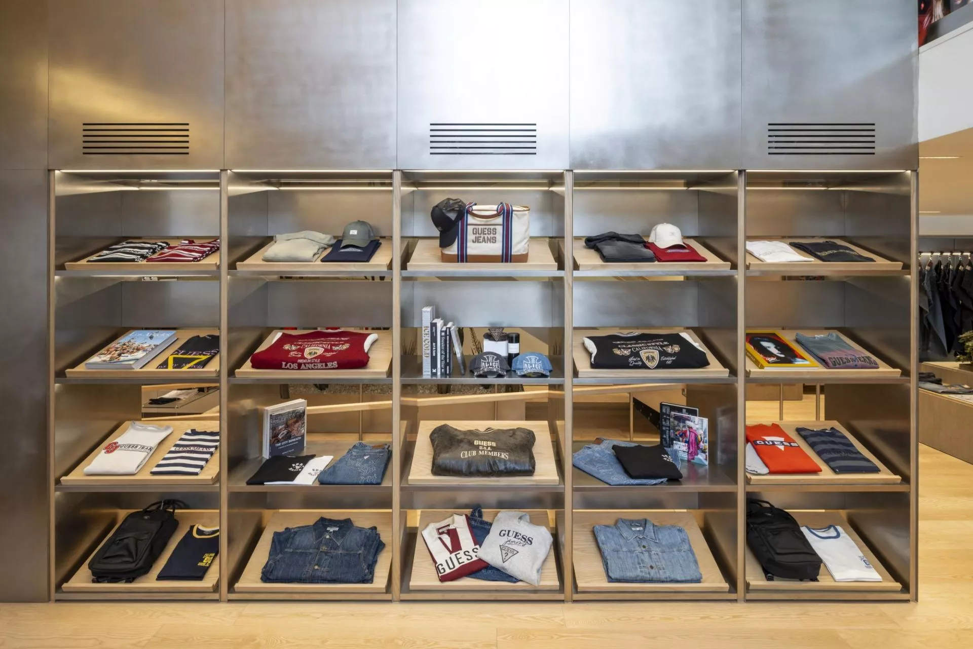 Sieć Guess Jeans zaprojektowała sklep, który oferuje klientom unikalne doświadczenie