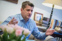 Alkoholowe imperium Janusza Palikota trafiło pod młotek. Tysiące wierzycieli czeka na swoje pieniądze (fot. Shutterstock)