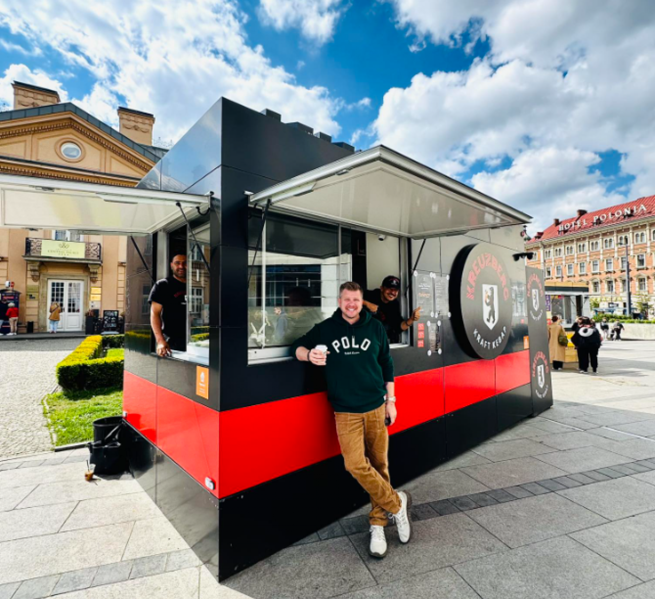 Filip Chajzer zamienił kamery na kraftowy ruszt