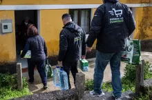 Działania podjęte przez Grupę Jeronimo Martins obejmują zarówno masowe dostawy produktów pierwszej potrzeby, jak i bezpośrednie wsparcie najbardziej narażonych grup społecznych.