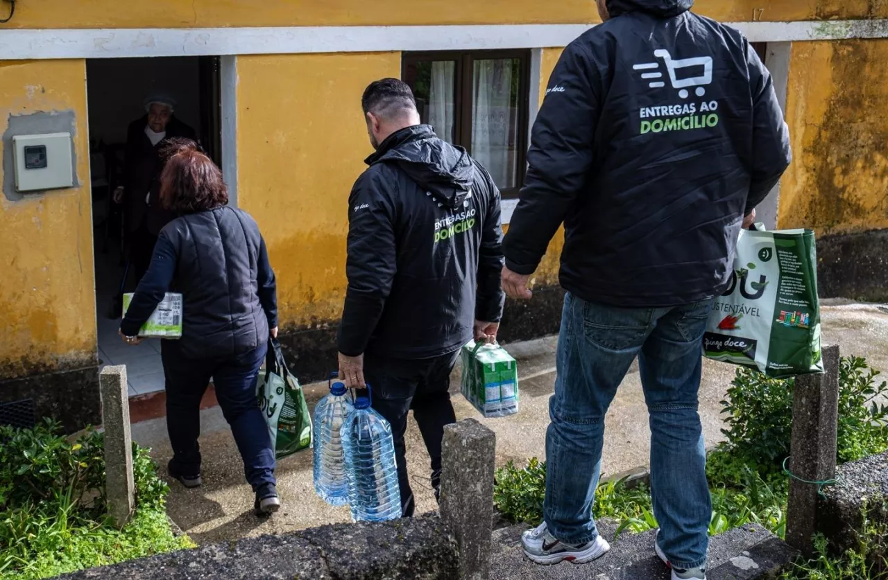 Działania podjęte przez Grupę Jeronimo Martins obejmują zarówno masowe dostawy produktów pierwszej potrzeby, jak i bezpośrednie wsparcie najbardziej narażonych grup społecznych.