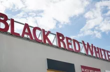 Black Red White konsekwentnie rozwija swoją działalność w kanale e-commerce, wykorzystując format marketplace (fot. Shutterstock)