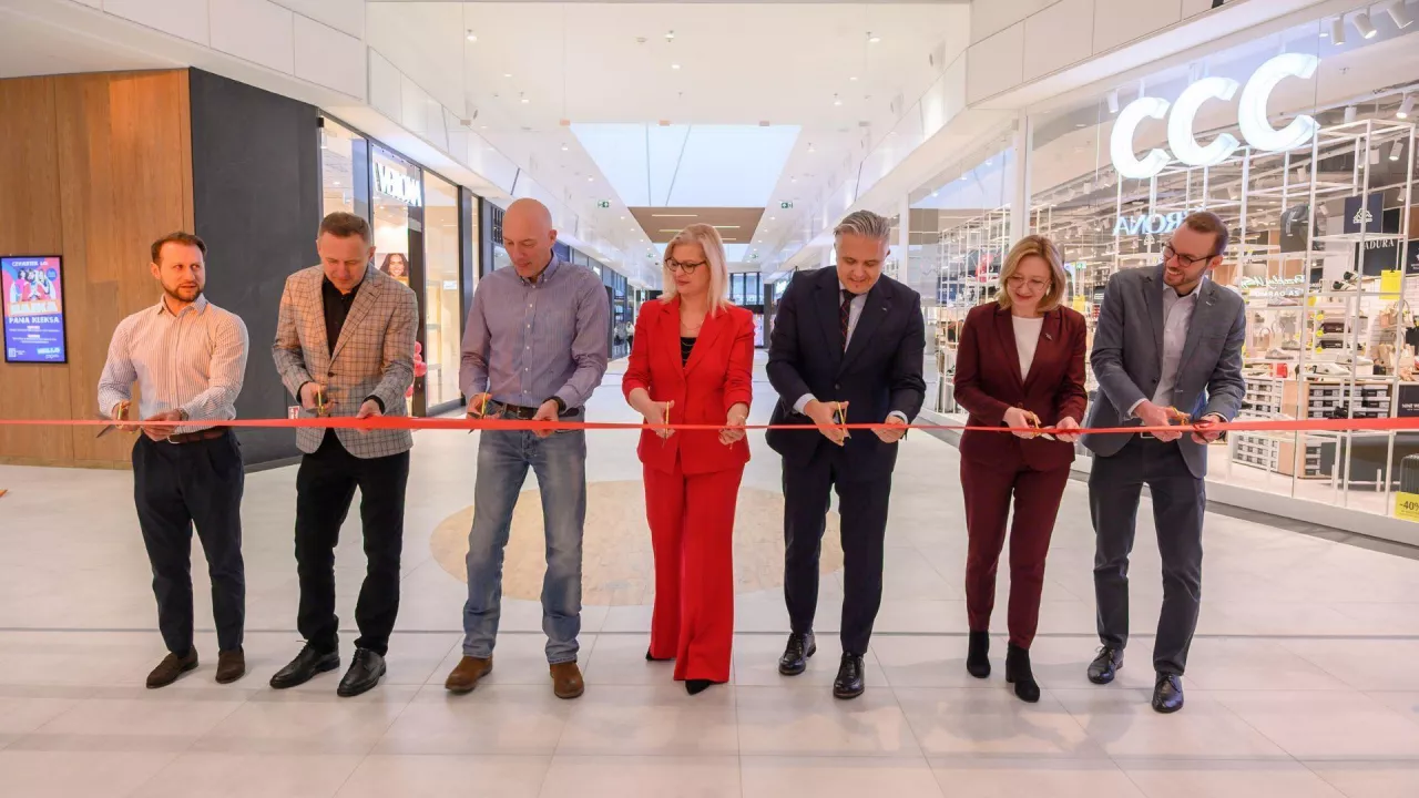 Zdjęcie przedstawia uroczysty moment otwarcia nowej części Centrum Handlowego Pogoria.