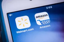 Amazon już się szykuje do przeskoczenia Wallmart pod względem rocznych przychodów (Shutterstock)
