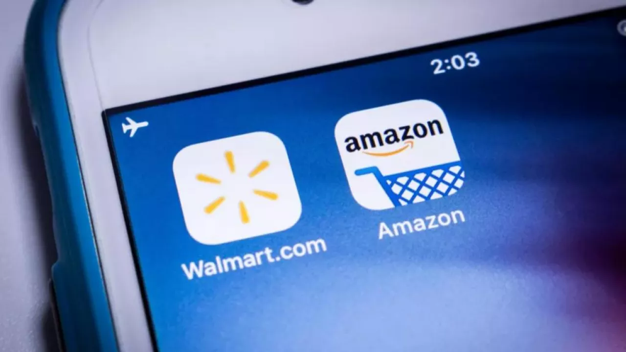 Amazon już się szykuje do przeskoczenia Wallmart pod względem rocznych przychodów (Shutterstock)