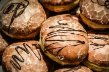 W ramach oferty na Tłusty Czwartek 2026 klienci mogą wybierać spośród kilkunastu rodzajów pączków w cenach zaczynających się od 0,69 zł za sztukę (fot. arch. red.)