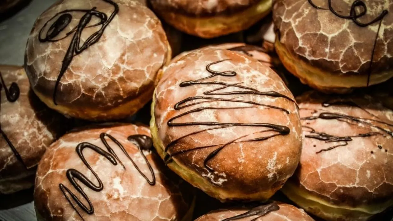 W ramach oferty na Tłusty Czwartek 2026 klienci mogą wybierać spośród kilkunastu rodzajów pączków w cenach zaczynających się od 0,69 zł za sztukę (fot. arch. red.)