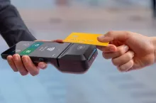 Płatności bezgotówkowe to wygoda, ale również mniej prywatności oraz zwiększone koszty przedsiębiorcy (fot. Shutterstock)