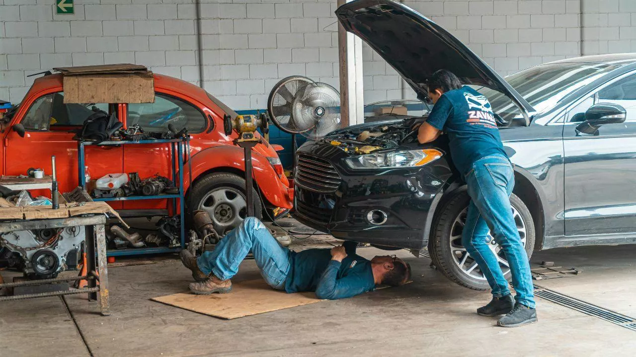 Allegro z wyszukiwaniem po VIN. Łatwiej dobrać części zamienne (fot. Canva)