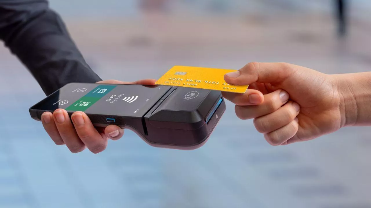 Płatności bezgotówkowe to wygoda, ale również mniej prywatności oraz zwiększone koszty przedsiębiorcy (fot. Shutterstock)