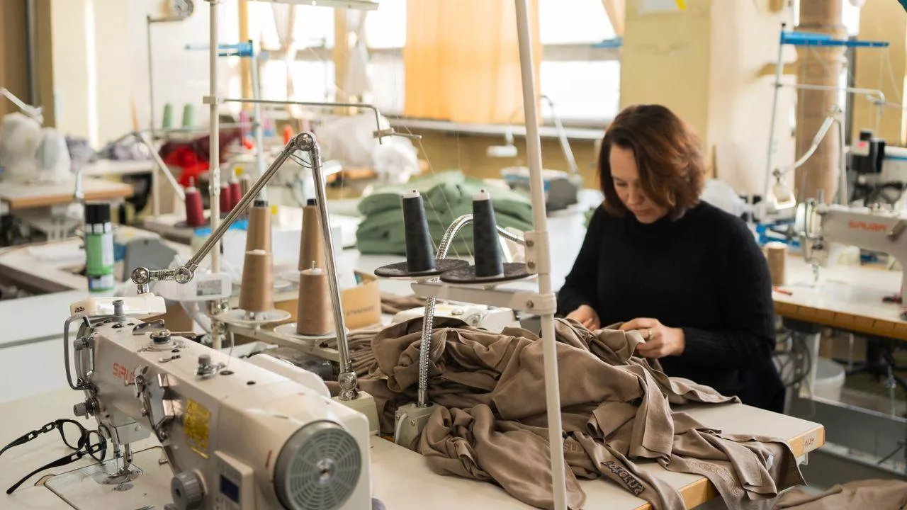 Rewolucja w branży mody. Giganci jak H&amp;M i Bershka tną asortyment. Zyskają monobrandy? (fot. Paterns)