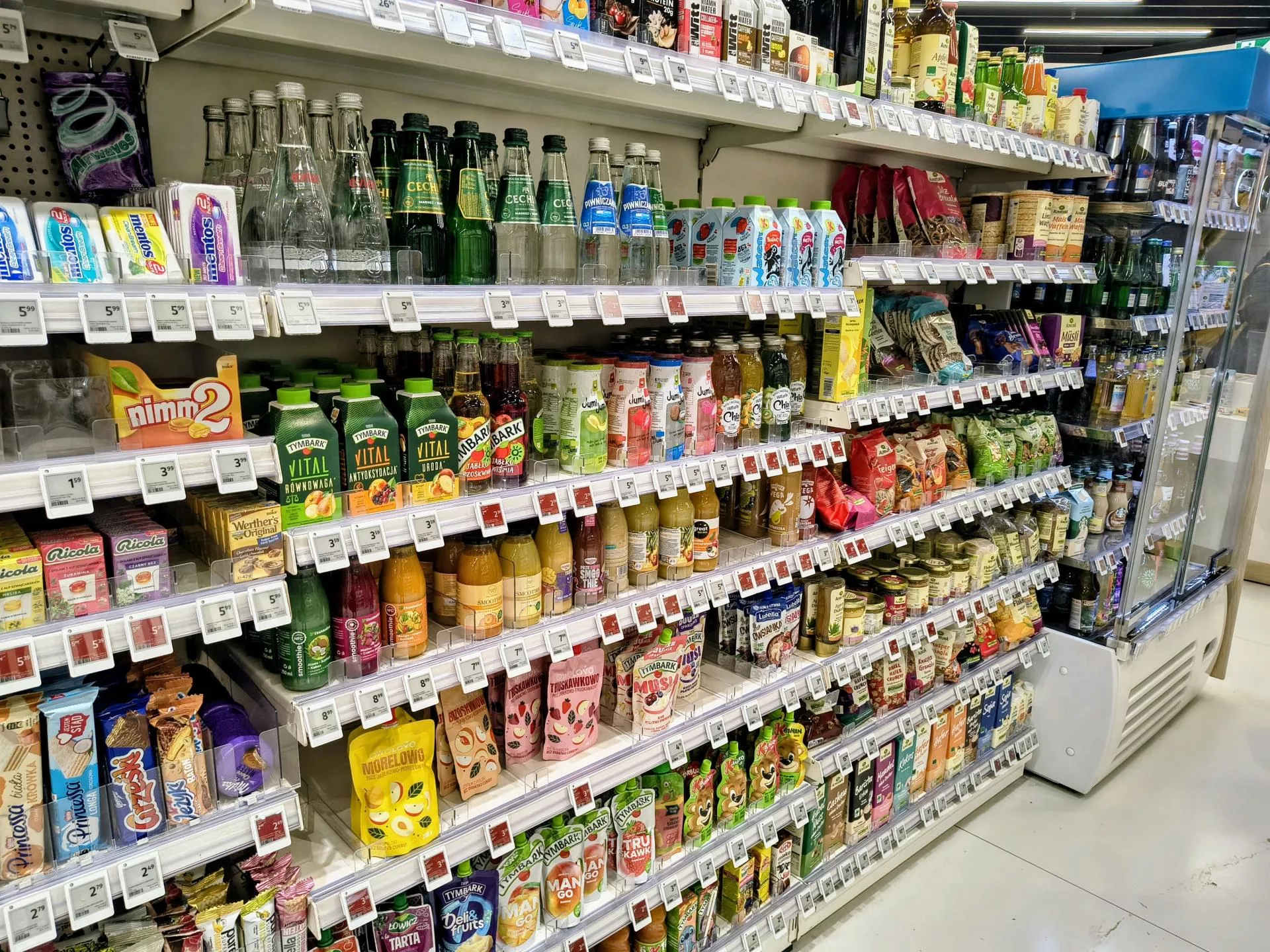 System kaucyjny przeorał półki w Rossmannie! Jak wygląda oferta napojowa sieci?