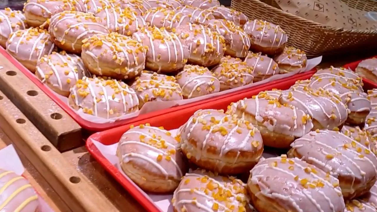 Wojna na pączki 2026. Jakie ceny i smaki ma Biedronka, Lidl, Dino i inne sklepy?