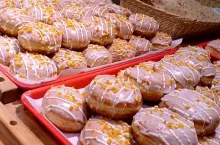 Wojna na pączki 2026. Jakie ceny i smaki ma Biedronka, Lidl, Dino, Aldi i Carrefourze? (fot. Carrefour)