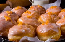 Ceny pączków 2026. Ile kosztują w cukierni, a ile w dyskoncie? (fot. Canva)