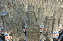 Przedłużenie funkcjonowania prywatnych systemów zbiórki butelek szklanych może być wzorem dla innych (fot. Shutterstock)