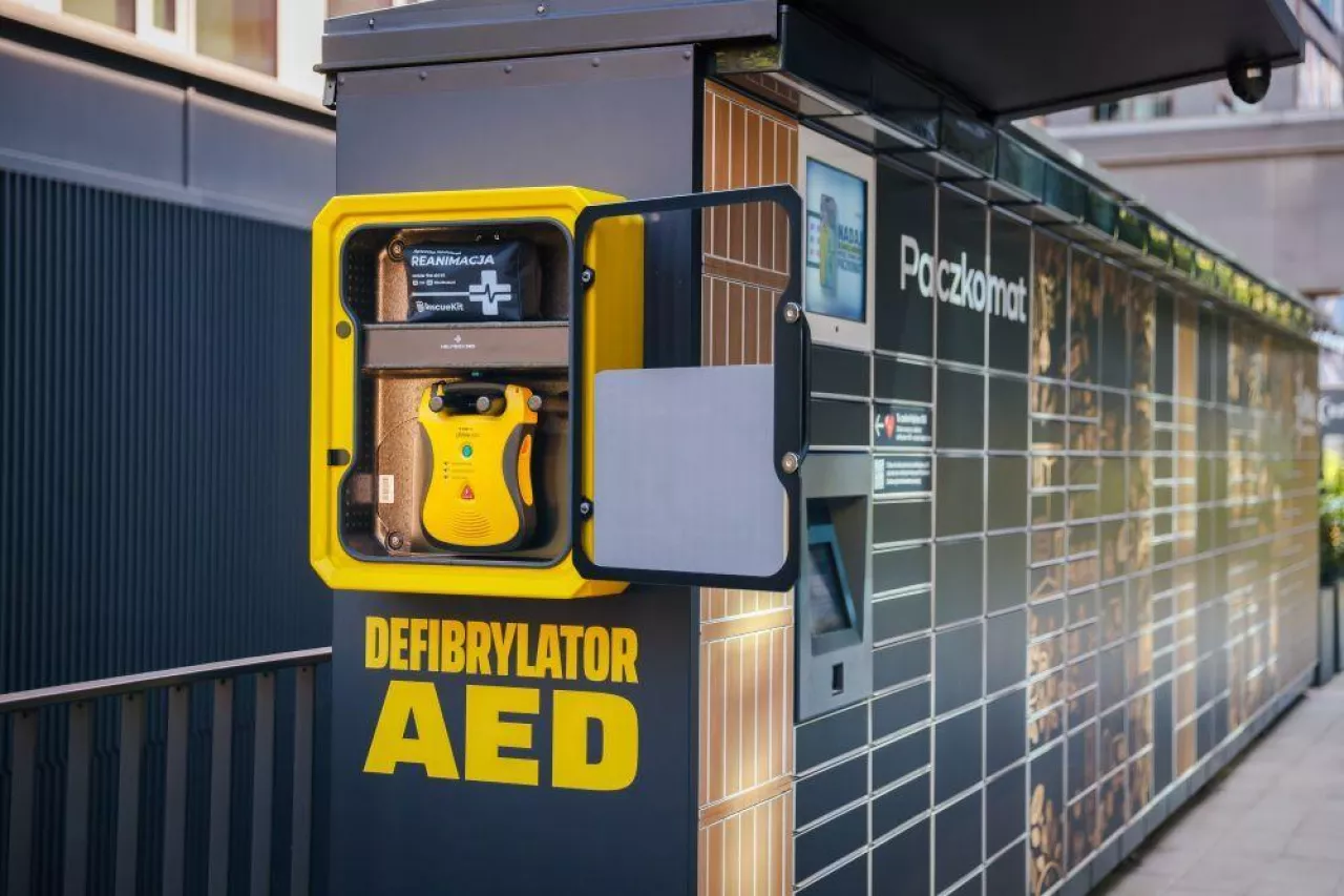 Defibrylator przy automacie InPostu
