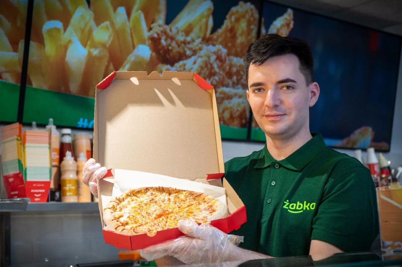 Jakub Kunecki jest franczyzobiorcą jubileuszowej, 11 000. placówki sieci Żabka, otwartej w grudniu 2024 r. przy ul. Moliera 8 w Warszawie (fot. Żabka Polska)