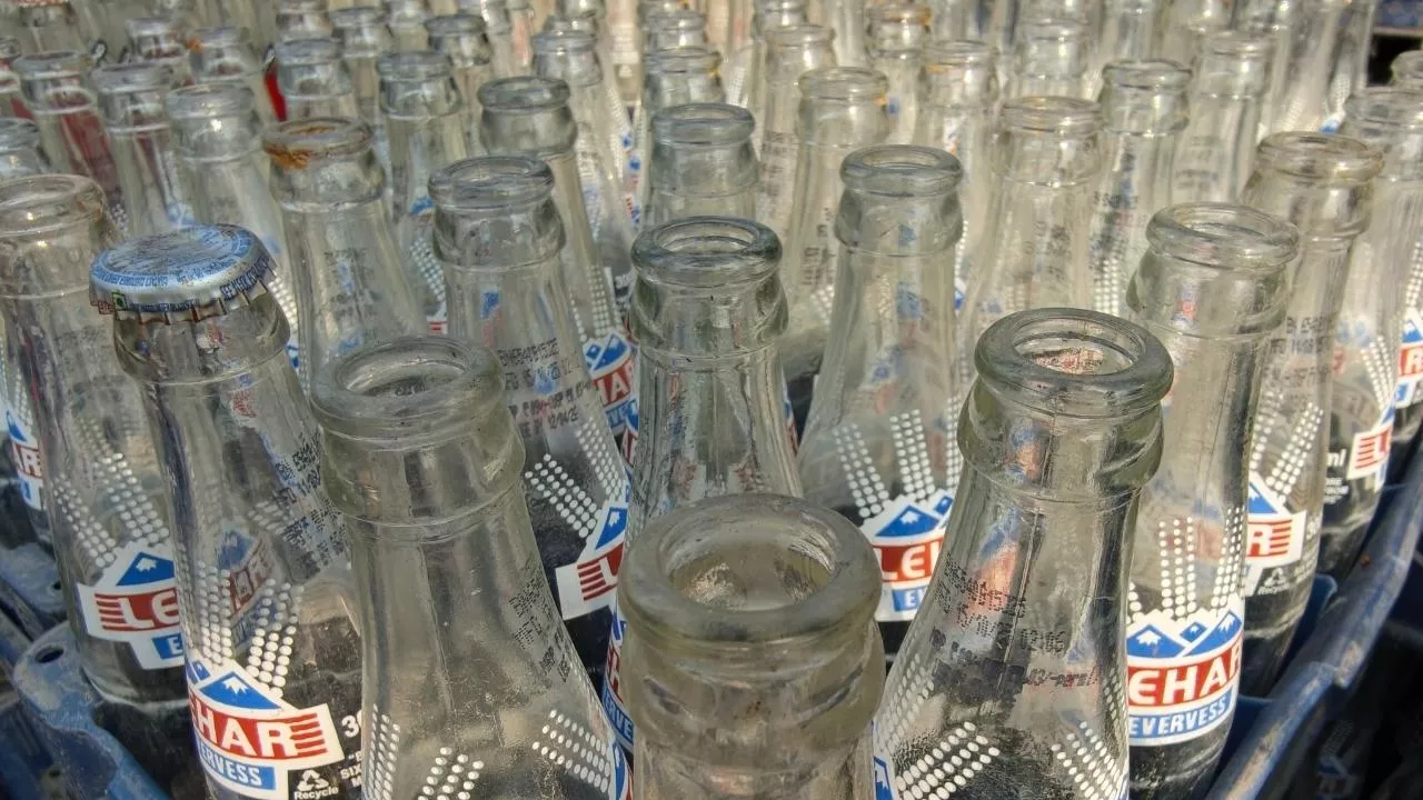 Przedłużenie funkcjonowania prywatnych systemów zbiórki butelek szklanych może być wzorem dla innych (fot. Shutterstock)