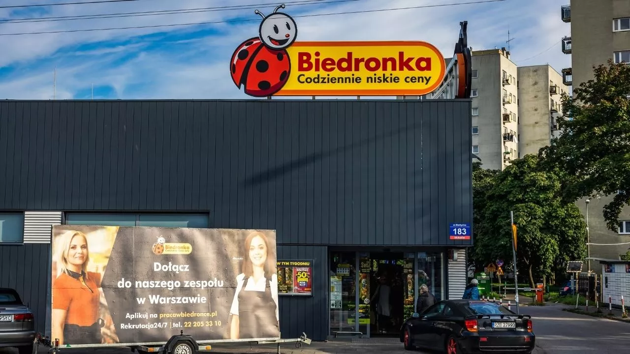Biedronka przejmuje miejsca po Carrefour Express. Po co dyskontowi małe sklepy?
