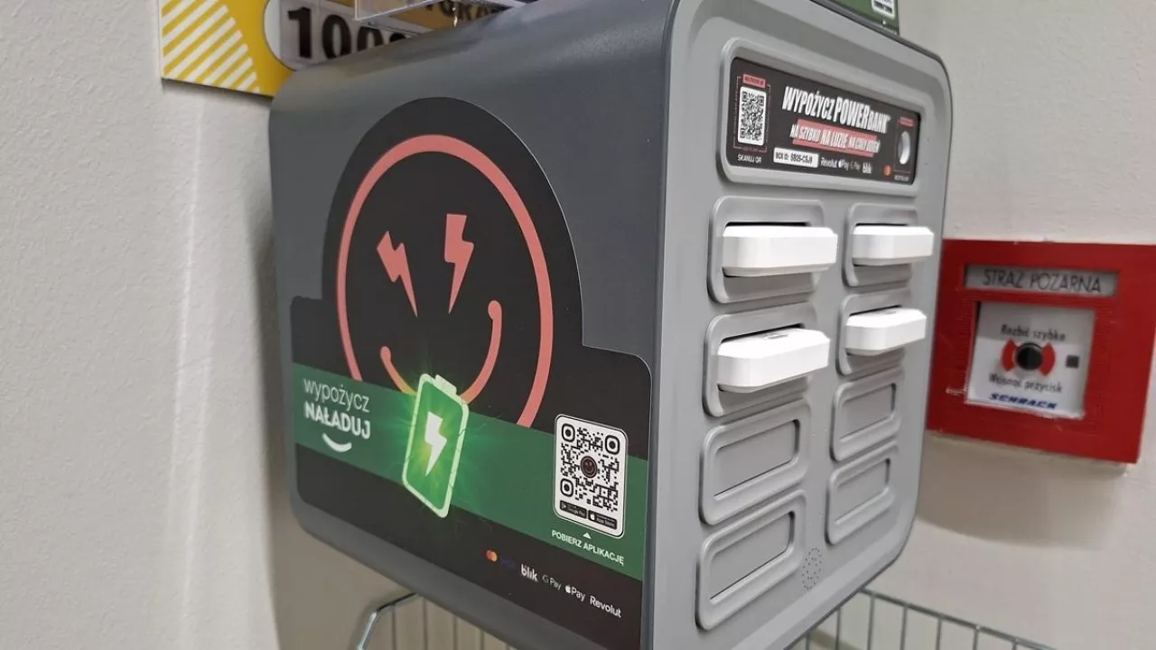 Wypożyczalnia powerbanków w Żabce (fot. wiadomoscihandlowe.pl)