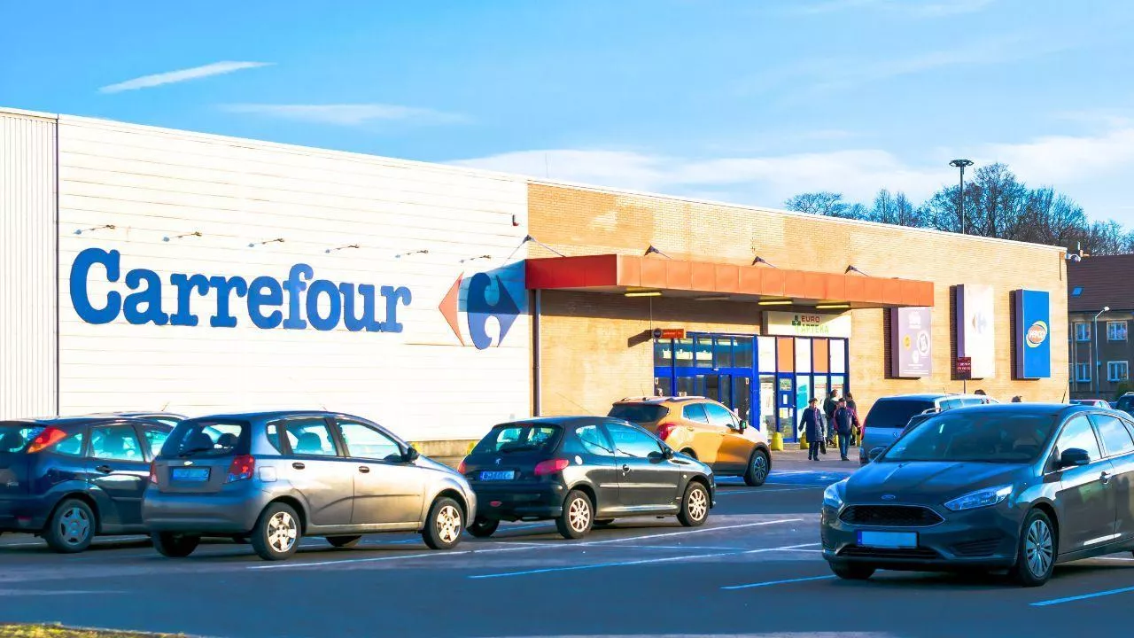 Wyniki Carrefour Polska 2025 - Gigant ma coraz trudniej na naszym rynku. Czy Carrefour sprzeda ponad 700 sklepów w Polsce? (Fot. Shutterstock)