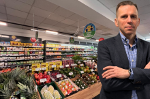 Adam Szewczyk, dyrektor zarządzający spółki Reszka, na tle najnowszego franczyzowego sklepu Auchan (fot. Reszka)