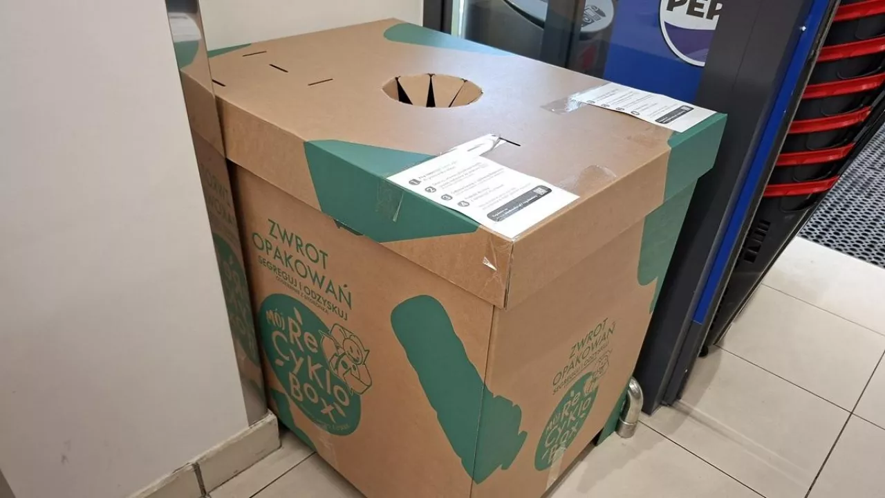 Na zdj. ”tekturowy” system kaucyjny w Biedronce (fot. wiadomoscihandlowe.pl)