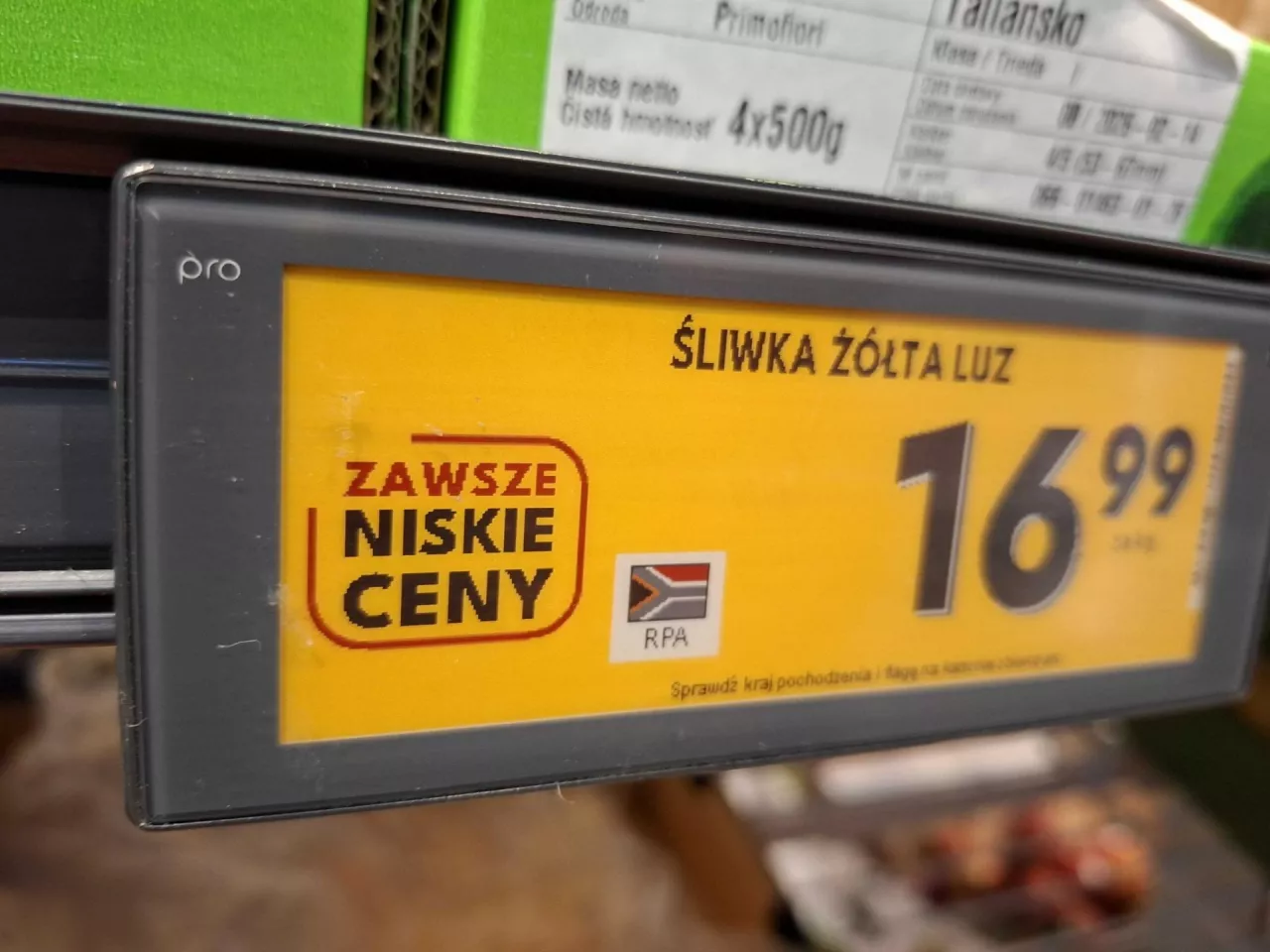 Na sklepowych półkach już widać efekt wejścia w życie nowych przepisów (fot. wiadomoscihandlowe.pl + Pixabay)