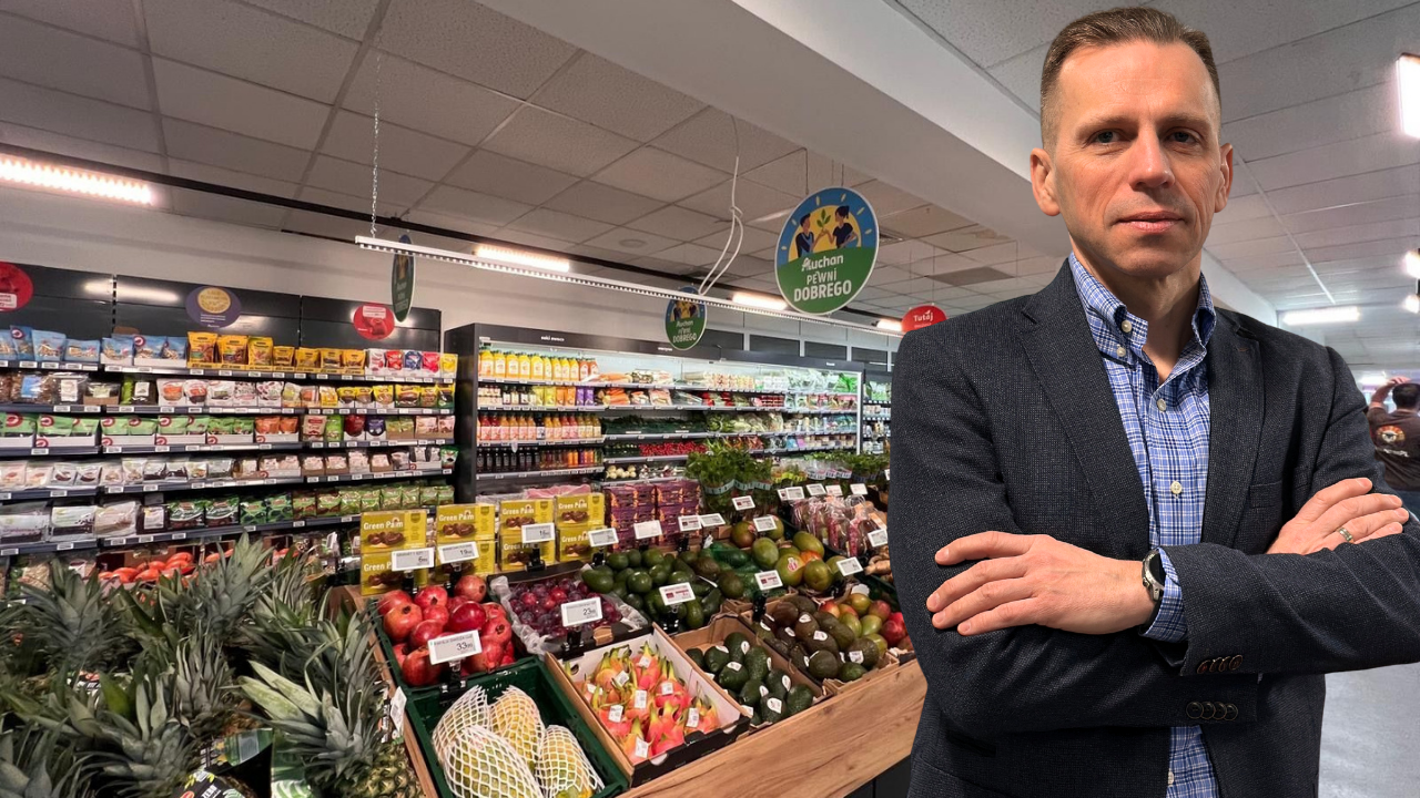 Adam Szewczyk, dyrektor zarządzający spółki Reszka, na tle najnowszego franczyzowego sklepu Auchan (fot. Reszka)