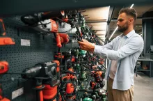 Klient DIY już nie kupuje jak dawniej. Co zmienił Internet i AI? (fot. Shutterstock)