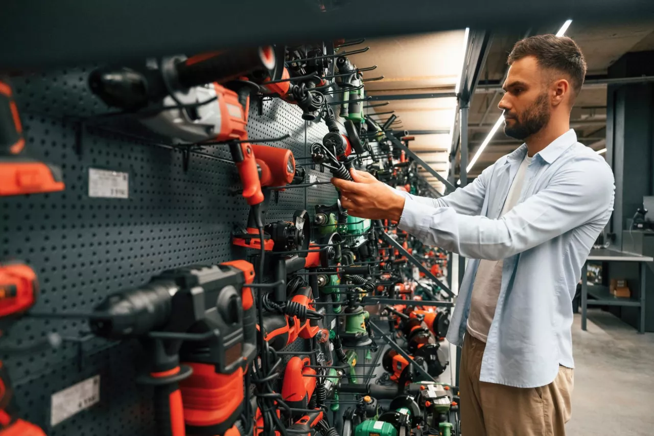 Klient DIY już nie kupuje jak dawniej. Co zmienił Internet i AI? (fot. Shutterstock)