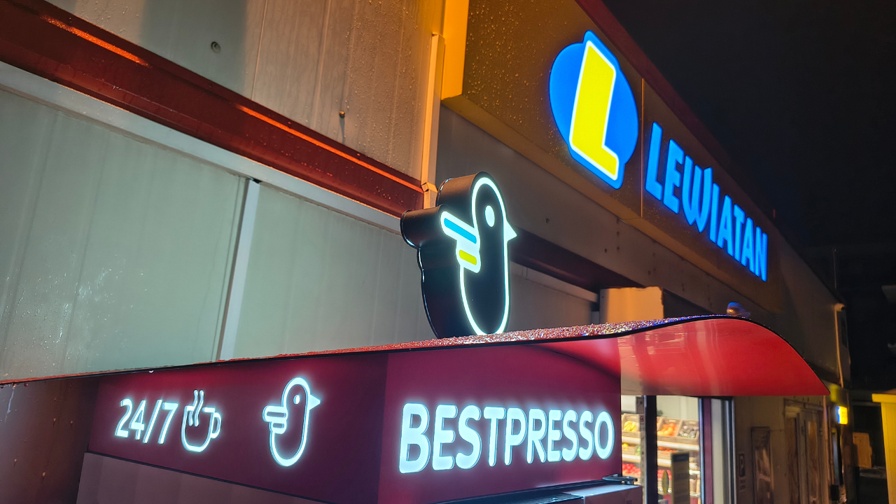 Kawomat stanął przed sklepem Lewiatan w podwarszawskiej miejscowości Ząbki (fot. Wiadomości Handlowe)