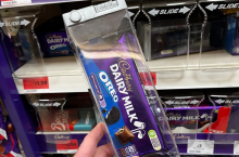 W brytyjskich supermarketach tabliczka czekolady staje się towarem luksusowym (fot. BBC)