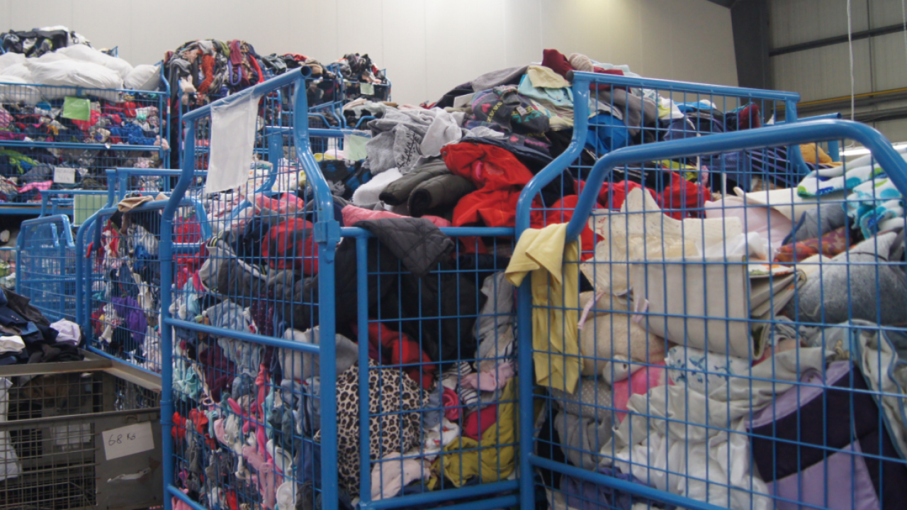 Selektywna zbiórka pozostanie jedynie martwym przepisem generującym koszty (fot. Ubrania do oddania)