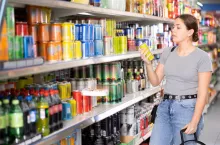 Dane YouGov pokazują, że Polacy masowo rezygnują z cukru i napojów alkoholowych (fot. Shutterstock)