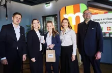 Krzysztof Bratos, wiceprezes mBanku ds. bankowości detalicznej; Aleksandra Buczkowska, dyrektorka zarządzająca ds. produktów i segmentów klienckich w pionie bankowości detalicznej mBanku; Katarzyna Szerling, wiceprezeska mLeasing; Cezary Raczyński, prezes spółki mLeasing wraz z klientką banku (pośrodku)