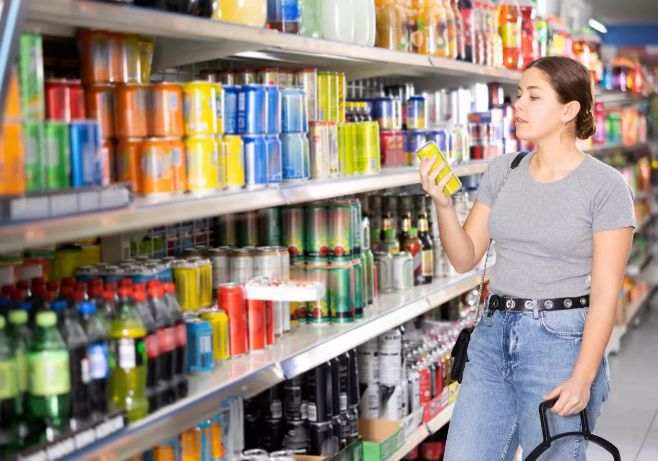 Dane YouGov pokazują, że Polacy masowo rezygnują z cukru i napojów alkoholowych (fot. Shutterstock)