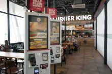 Burger King wdraża AI w słuchawkach pracowników (fot. shutterstock)