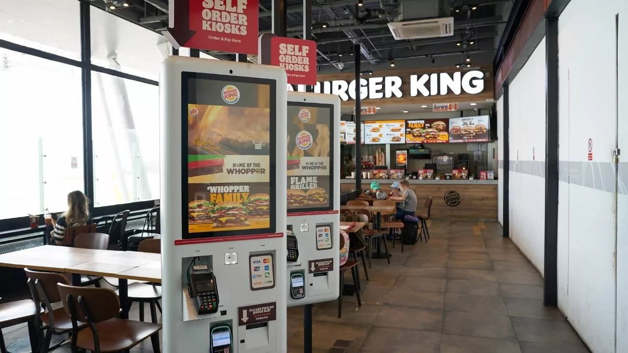 Burger King wdraża AI w słuchawkach pracowników (fot. shutterstock)
