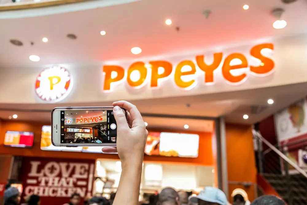 Popeyes nie zwalnia tempa. Wiosenny desant słynnego kurczaka w czterech miastach